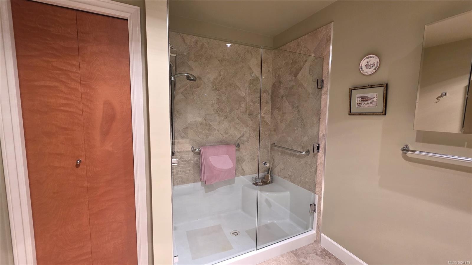 108-5329 Cordova Bay Rd, Saanich, BC - Indoor Photo Showing Bathroom