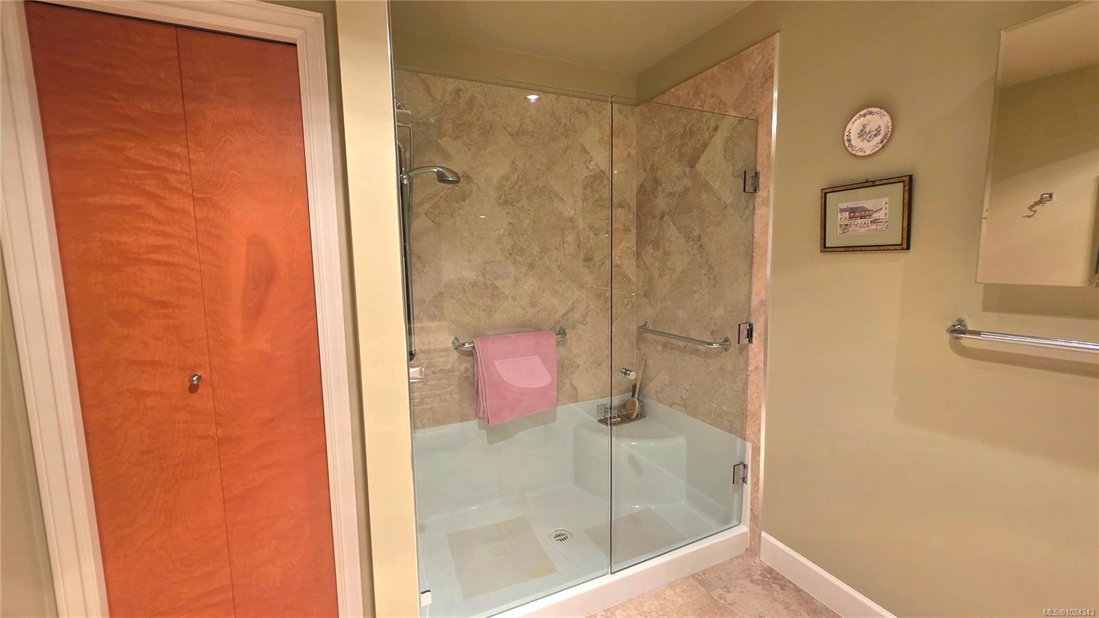 108-5329 Cordova Bay Rd, Saanich, BC - Indoor Photo Showing Bathroom