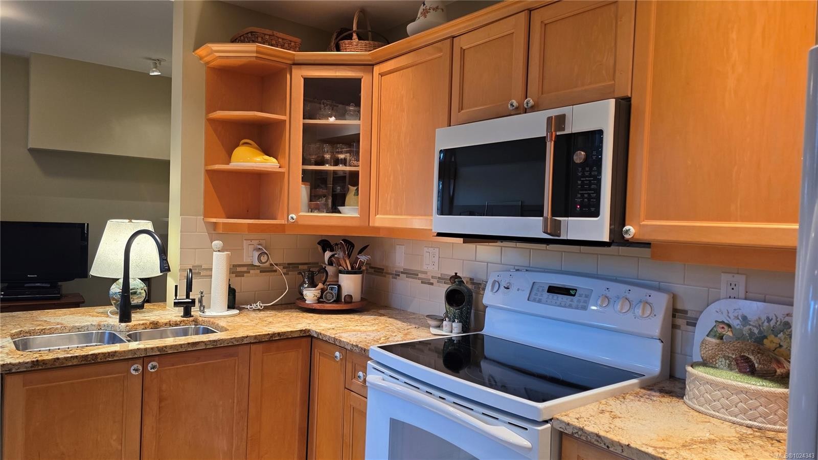 108-5329 Cordova Bay Rd, Saanich, BC - Indoor Photo Showing Kitchen With Double Sink