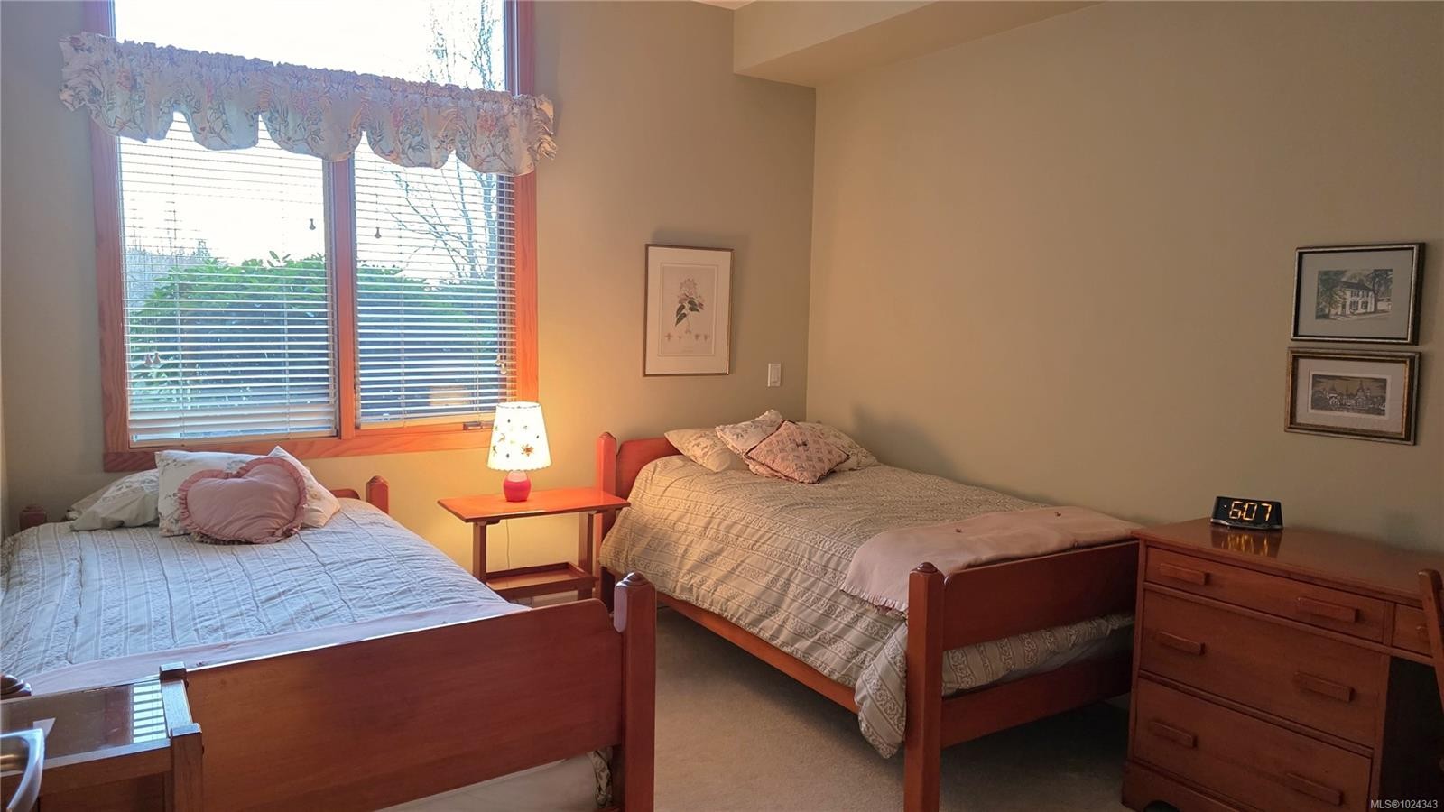 108-5329 Cordova Bay Rd, Saanich, BC - Indoor Photo Showing Bedroom