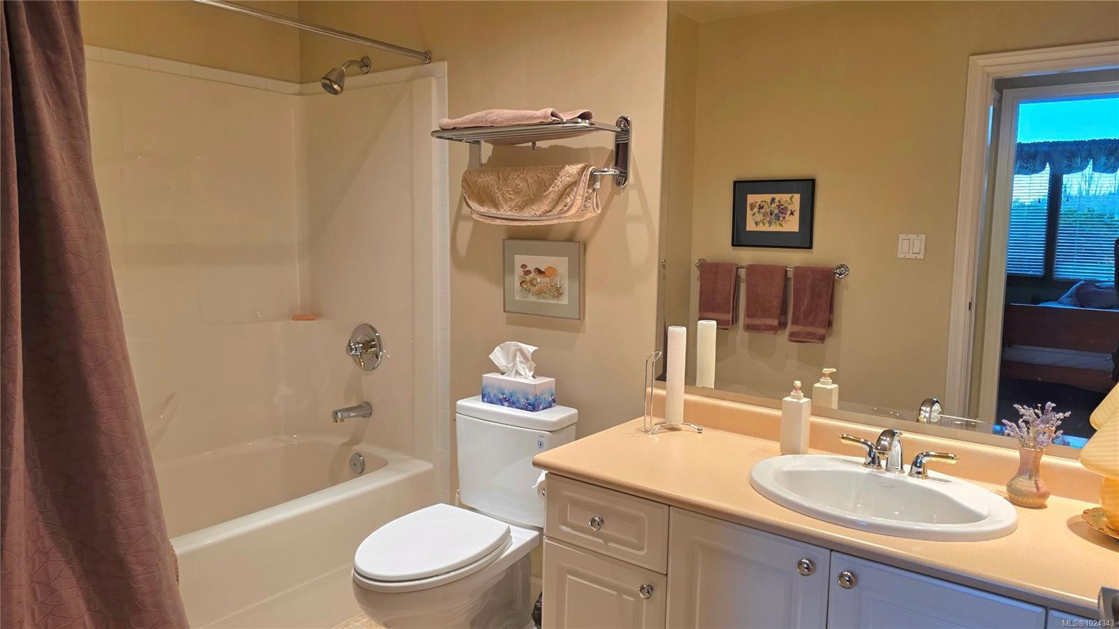 108-5329 Cordova Bay Rd, Saanich, BC - Indoor Photo Showing Bathroom