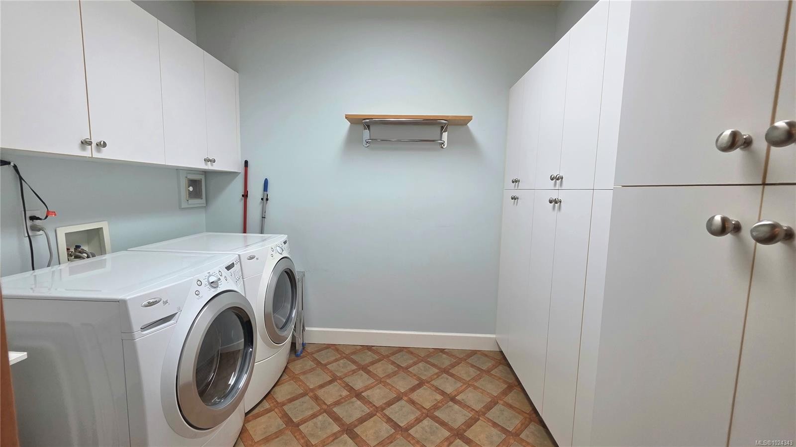 108-5329 Cordova Bay Rd, Saanich, BC - Indoor Photo Showing Laundry Room