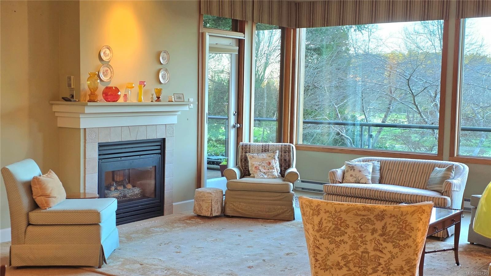 108-5329 Cordova Bay Rd, Saanich, BC - Indoor Photo Showing Living Room With Fireplace