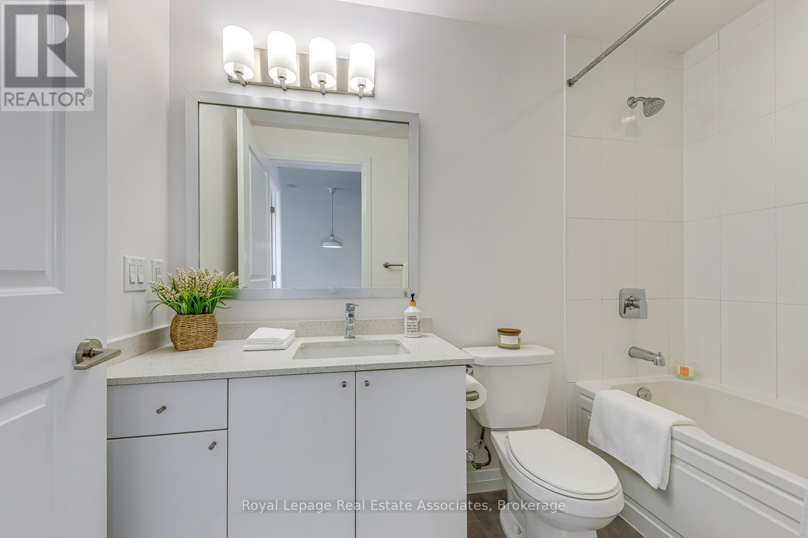 1416 - 5033 Four Springs Avenue, Mississauga, ON - Indoor Photo Showing Bathroom