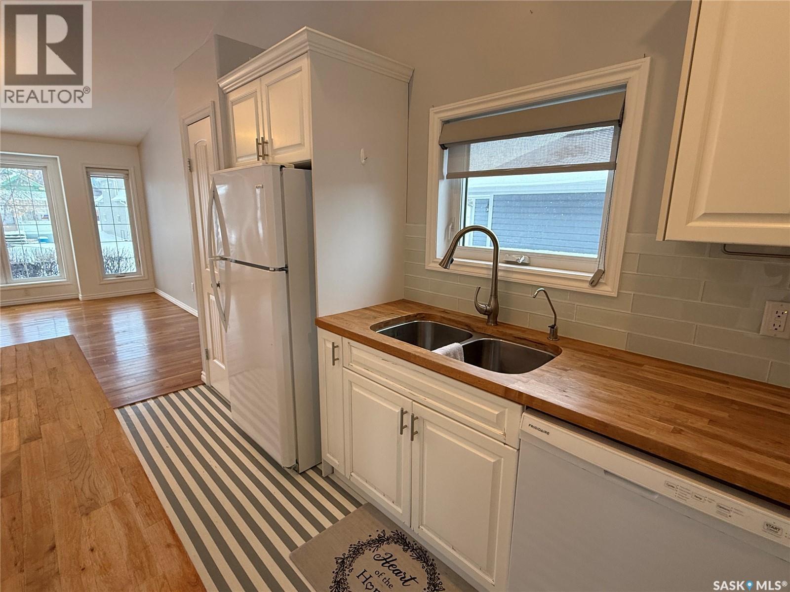 130 2Nd Avenue Se, Eston, SK - Indoor Photo Showing Kitchen With Double Sink