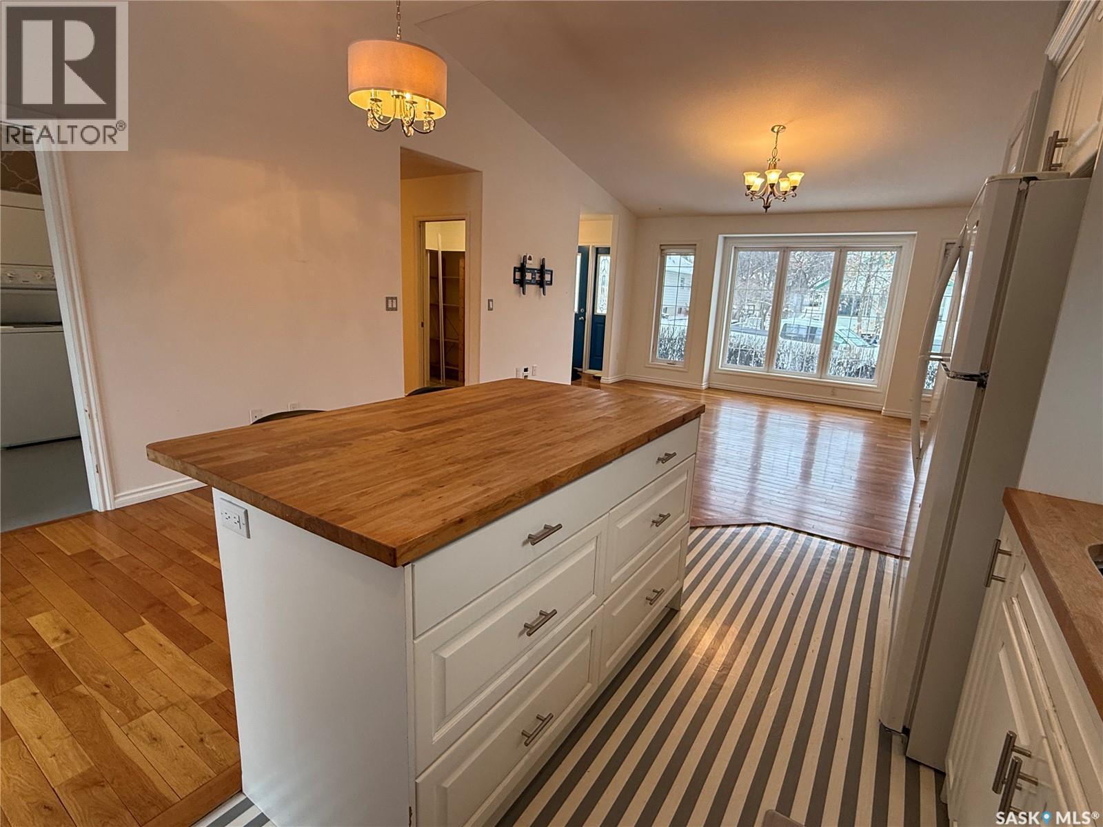 130 2Nd Avenue Se, Eston, SK - Indoor Photo Showing Kitchen
