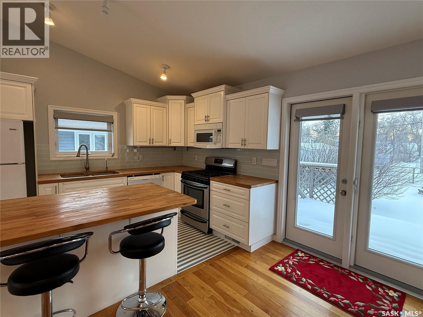 130 2Nd Avenue Se, Eston, SK - Indoor Photo Showing Kitchen