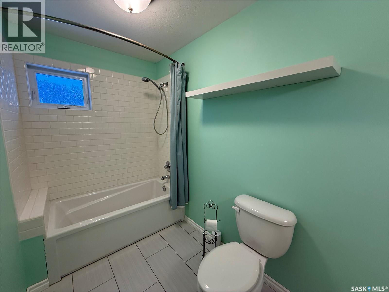 130 2Nd Avenue Se, Eston, SK - Indoor Photo Showing Bathroom