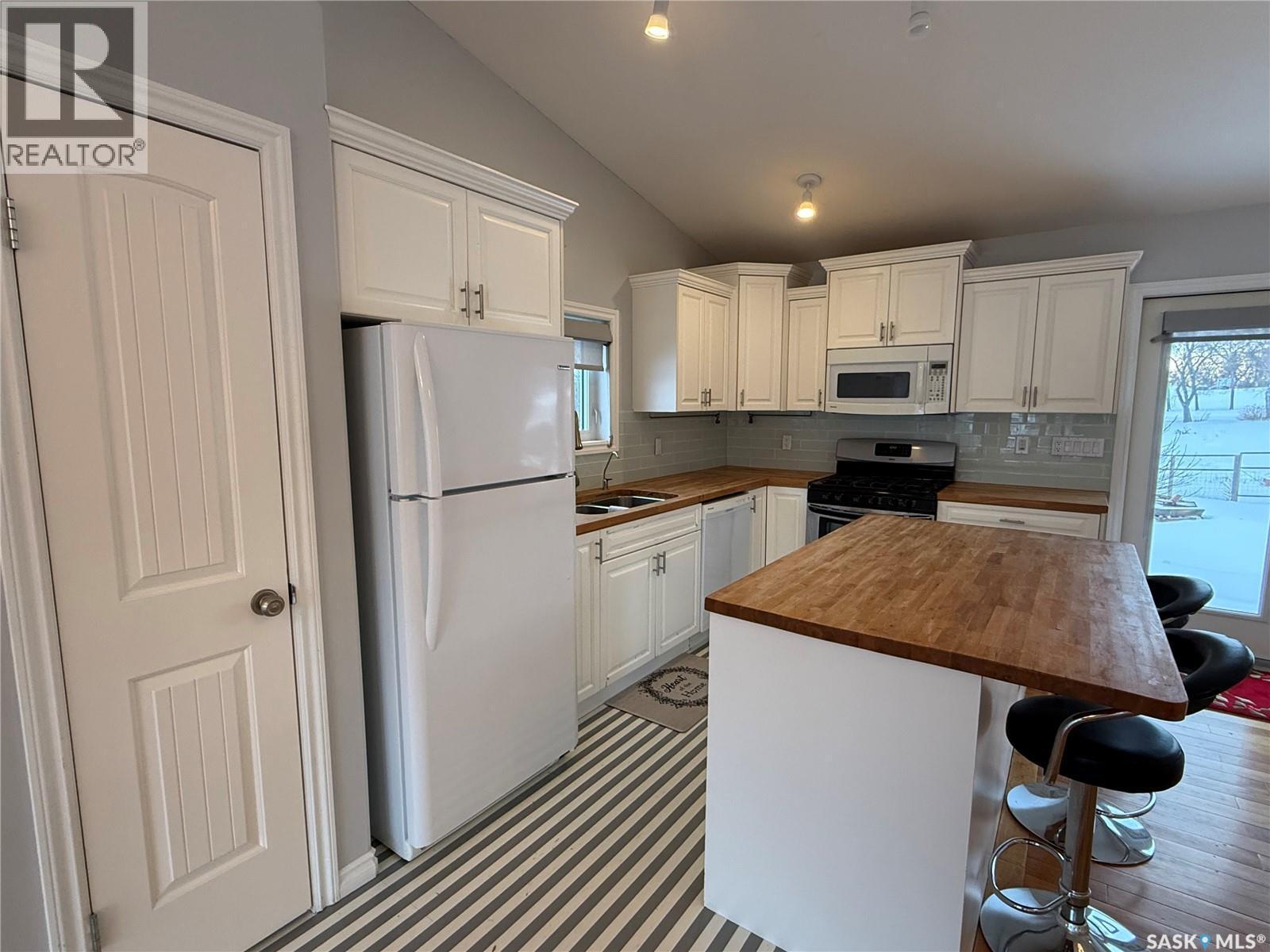 130 2Nd Avenue Se, Eston, SK - Indoor Photo Showing Kitchen