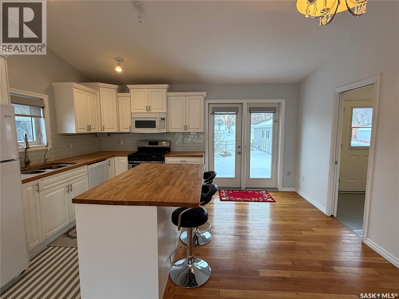 130 2Nd Avenue Se, Eston, SK - Indoor Photo Showing Kitchen With Double Sink