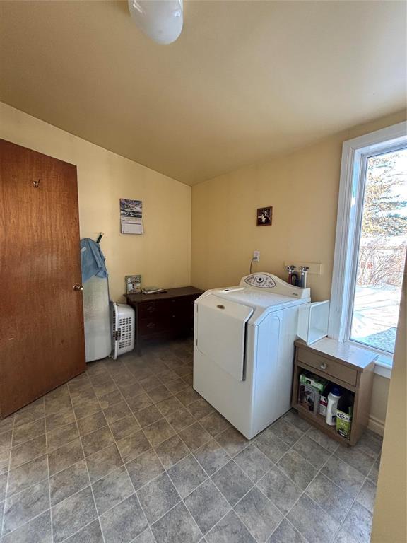 356 Cliff Street, Wawanesa, MB - Indoor Photo Showing Laundry Room