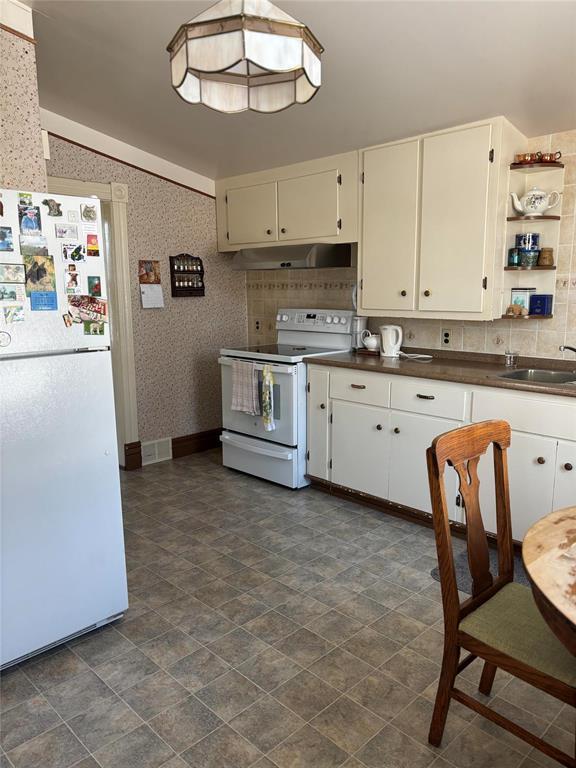 356 Cliff Street, Wawanesa, MB - Indoor Photo Showing Kitchen With Double Sink