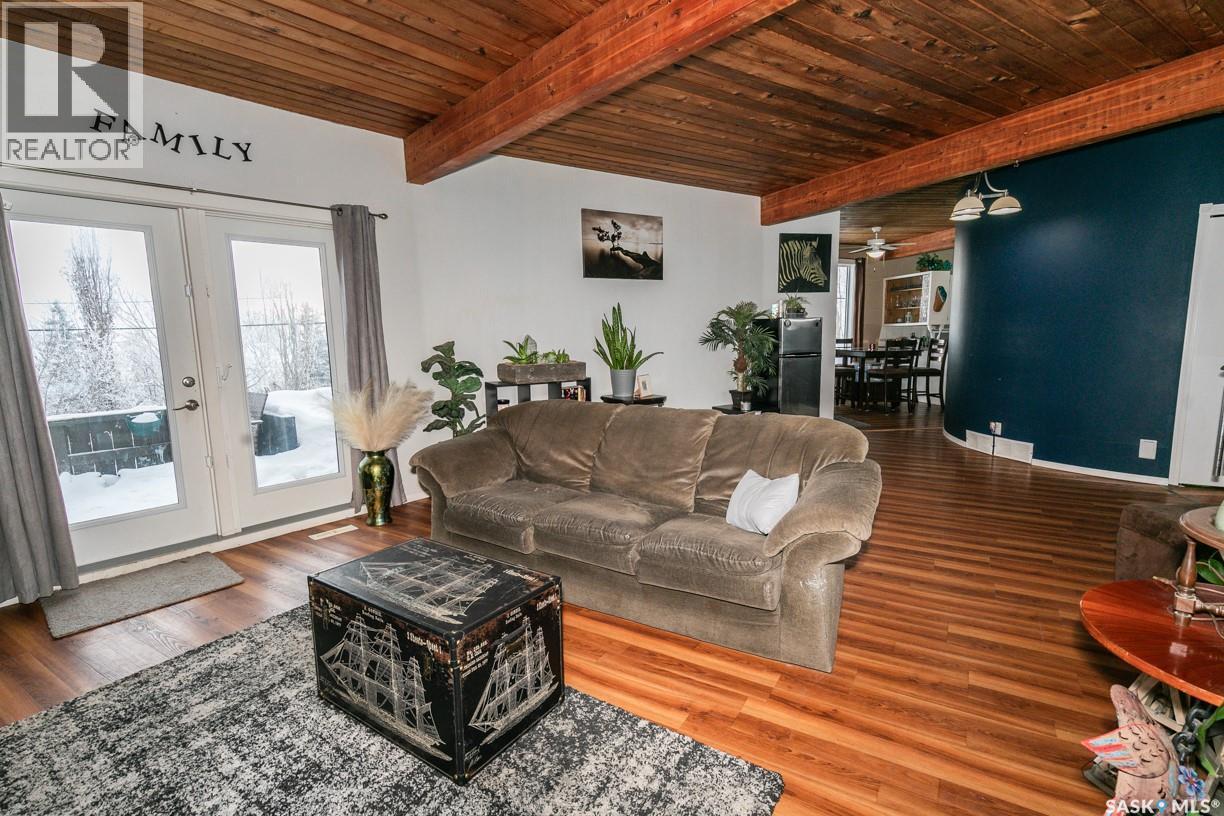 335 Yukon Avenue, Kerrobert, SK - Indoor Photo Showing Living Room