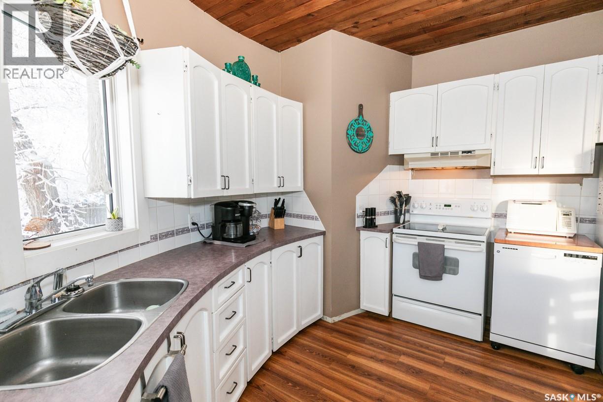 335 Yukon Avenue, Kerrobert, SK - Indoor Photo Showing Kitchen With Double Sink