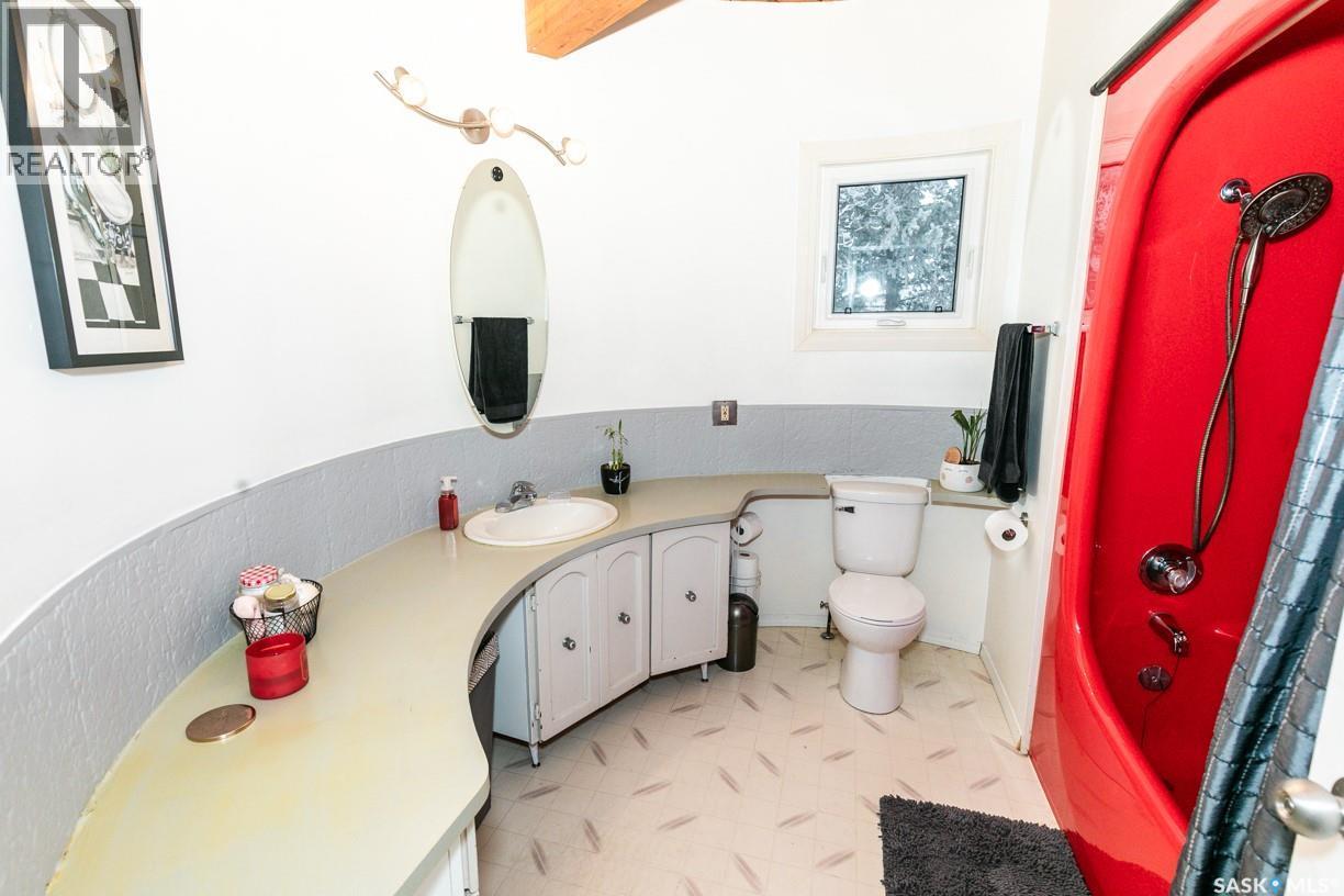 335 Yukon Avenue, Kerrobert, SK - Indoor Photo Showing Bathroom