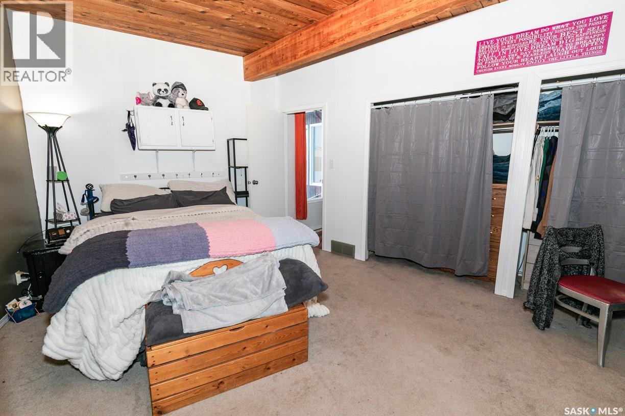 335 Yukon Avenue, Kerrobert, SK - Indoor Photo Showing Bedroom