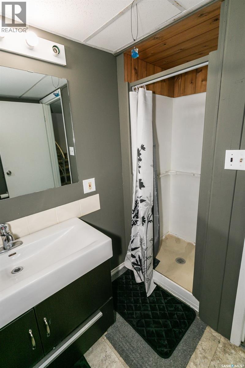 335 Yukon Avenue, Kerrobert, SK - Indoor Photo Showing Bathroom