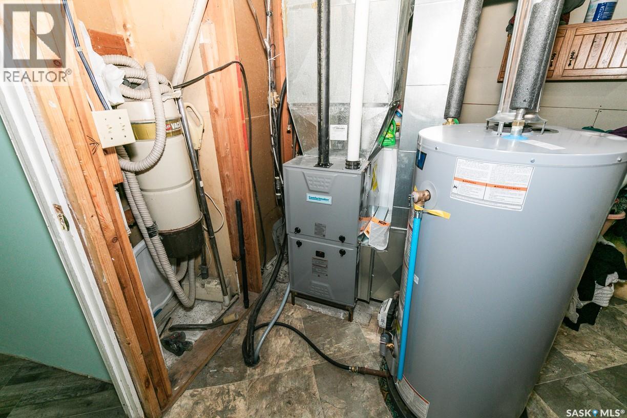 335 Yukon Avenue, Kerrobert, SK - Indoor Photo Showing Basement
