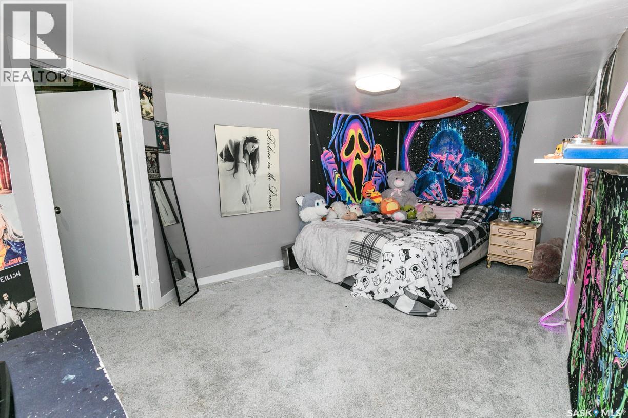 335 Yukon Avenue, Kerrobert, SK - Indoor Photo Showing Bedroom