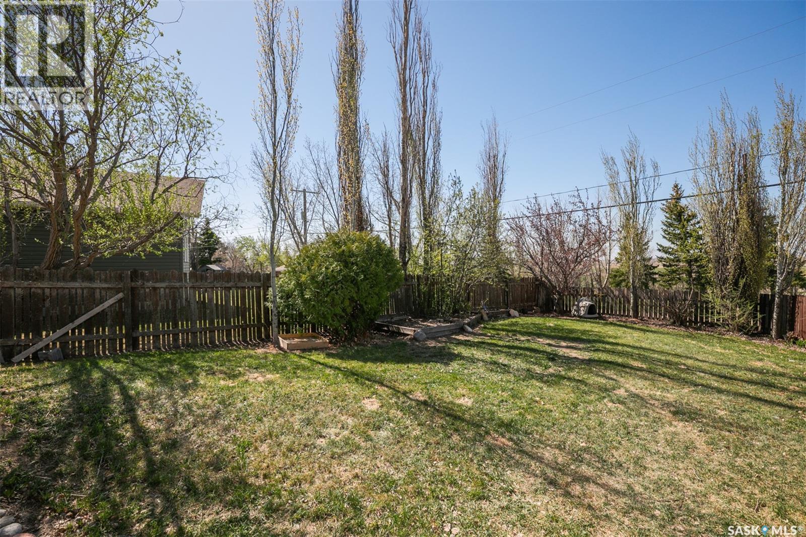 335 Yukon Avenue, Kerrobert, SK - Outdoor