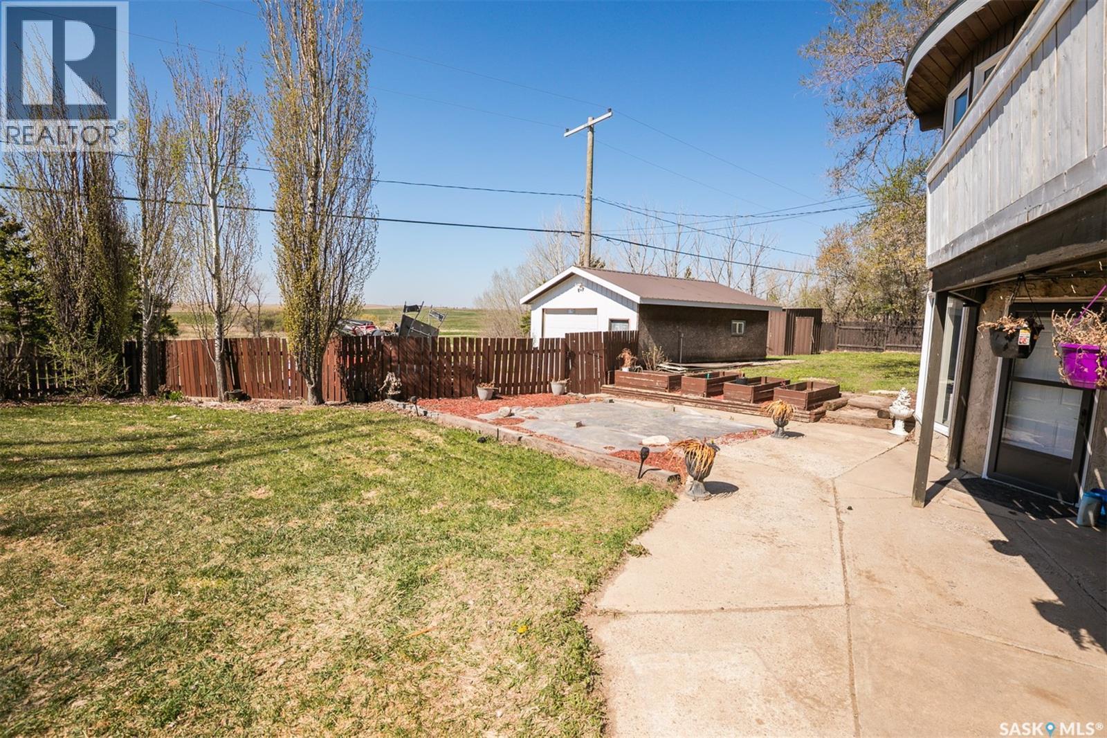 335 Yukon Avenue, Kerrobert, SK - Outdoor