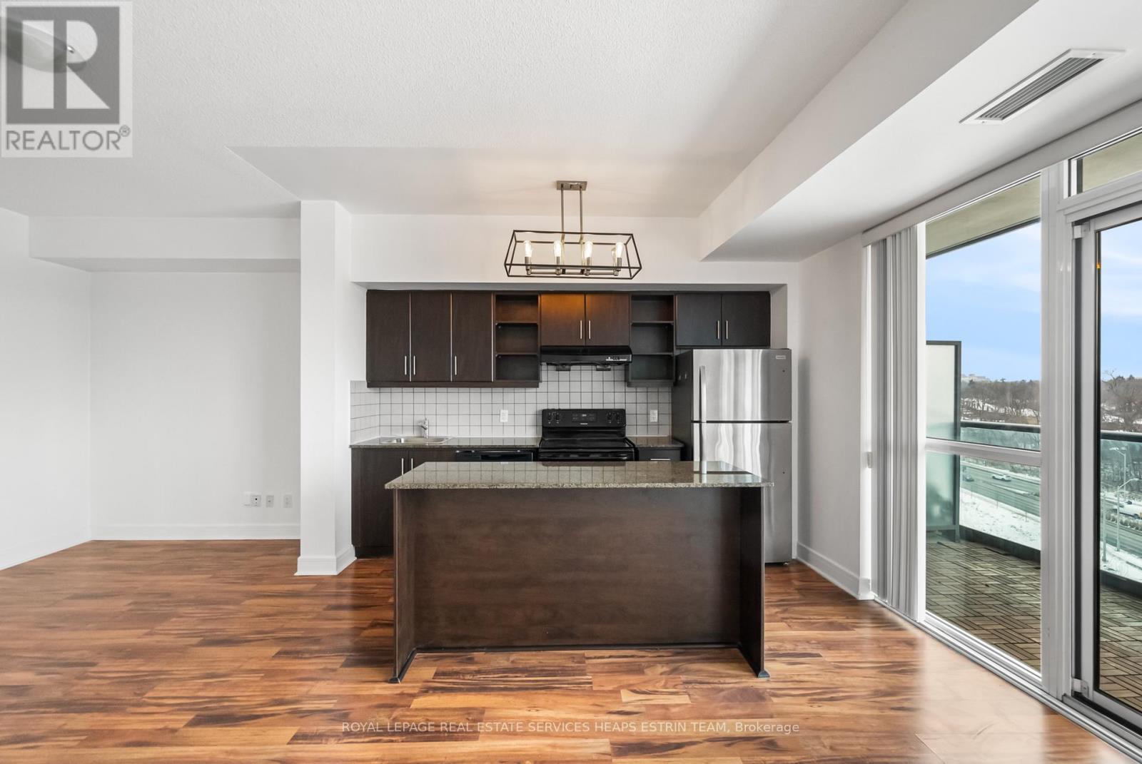 504 - 35 Brian Peck Crescent, Toronto, ON - Indoor Photo Showing Kitchen