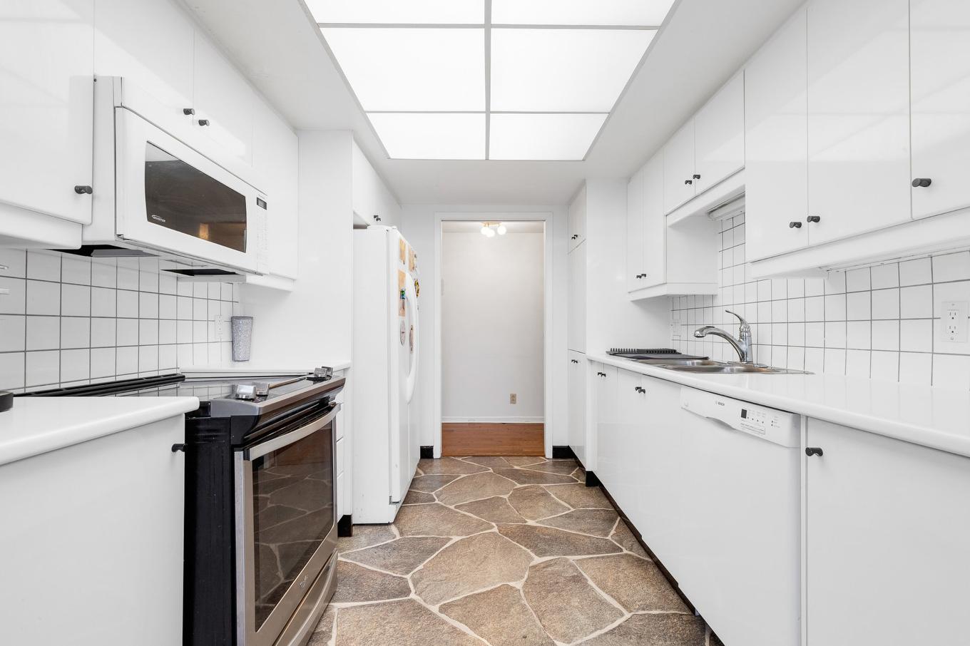 Kitchen - 305-6500 Ch. Mackle, Côte-Saint-Luc, QC - Indoor Photo Showing Kitchen With Double Sink