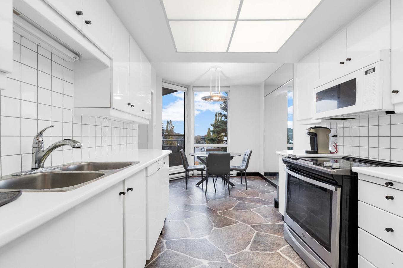 Kitchen - 305-6500 Ch. Mackle, Côte-Saint-Luc, QC - Indoor Photo Showing Kitchen With Double Sink