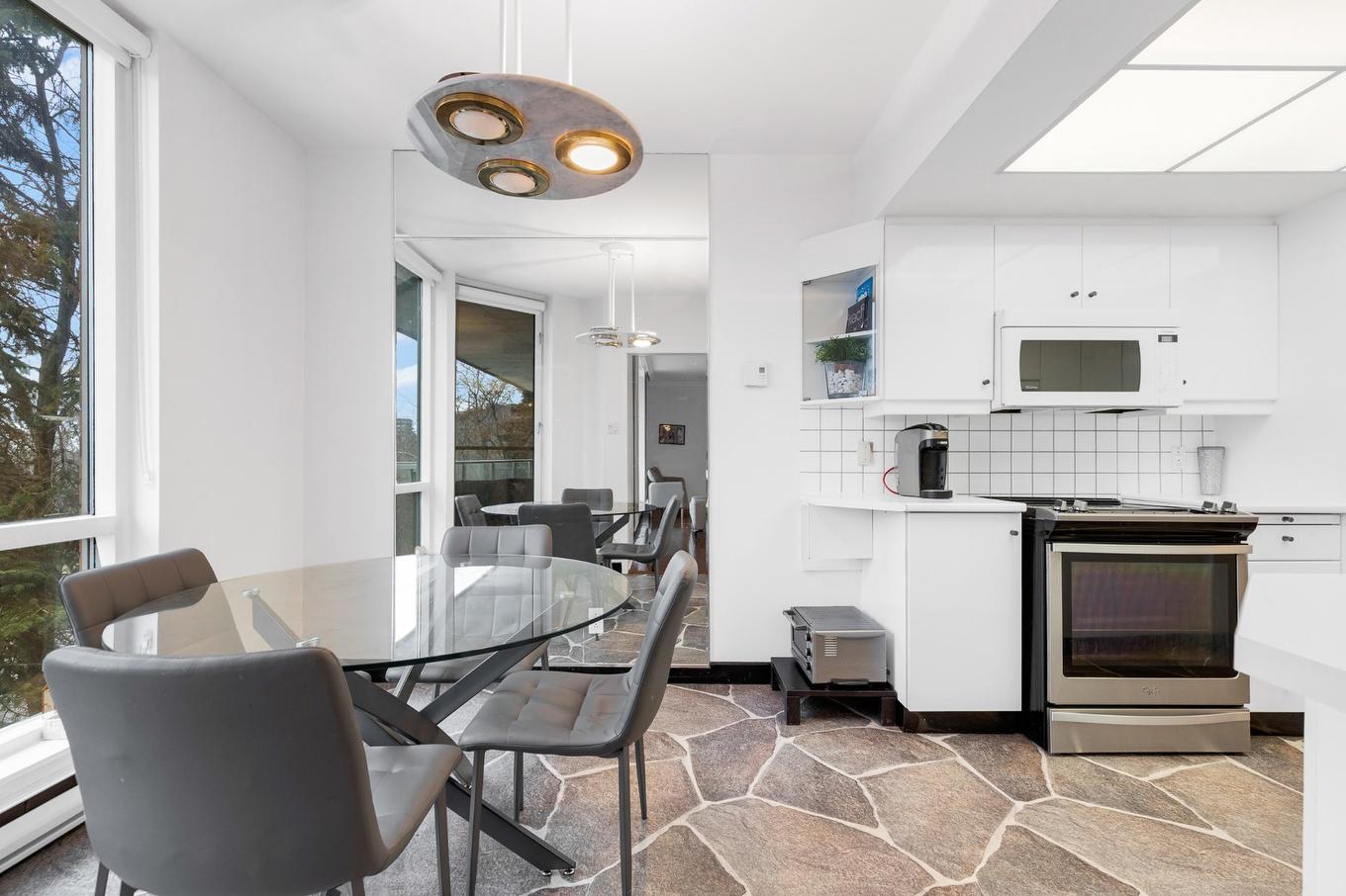 Dinette - 305-6500 Ch. Mackle, Côte-Saint-Luc, QC - Indoor Photo Showing Dining Room