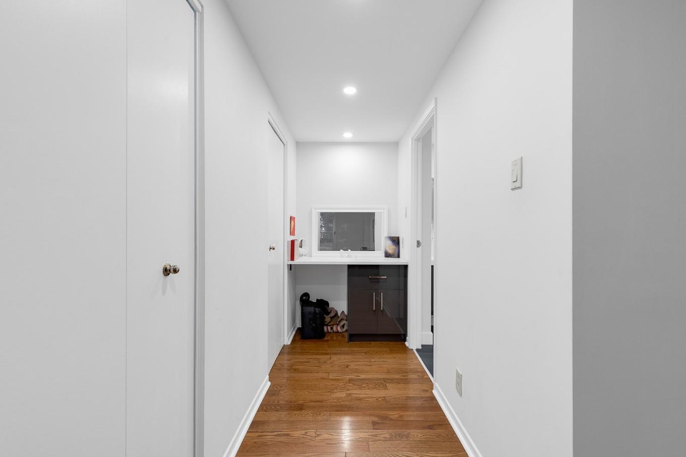 Hall - 305-6500 Ch. Mackle, Côte-Saint-Luc, QC - Indoor Photo Showing Other Room