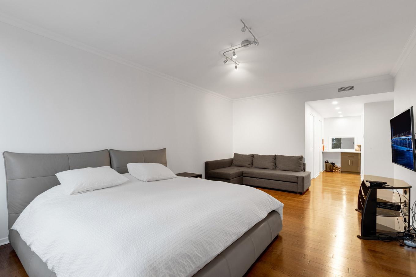 Primary bedroom - 305-6500 Ch. Mackle, Côte-Saint-Luc, QC - Indoor Photo Showing Bedroom