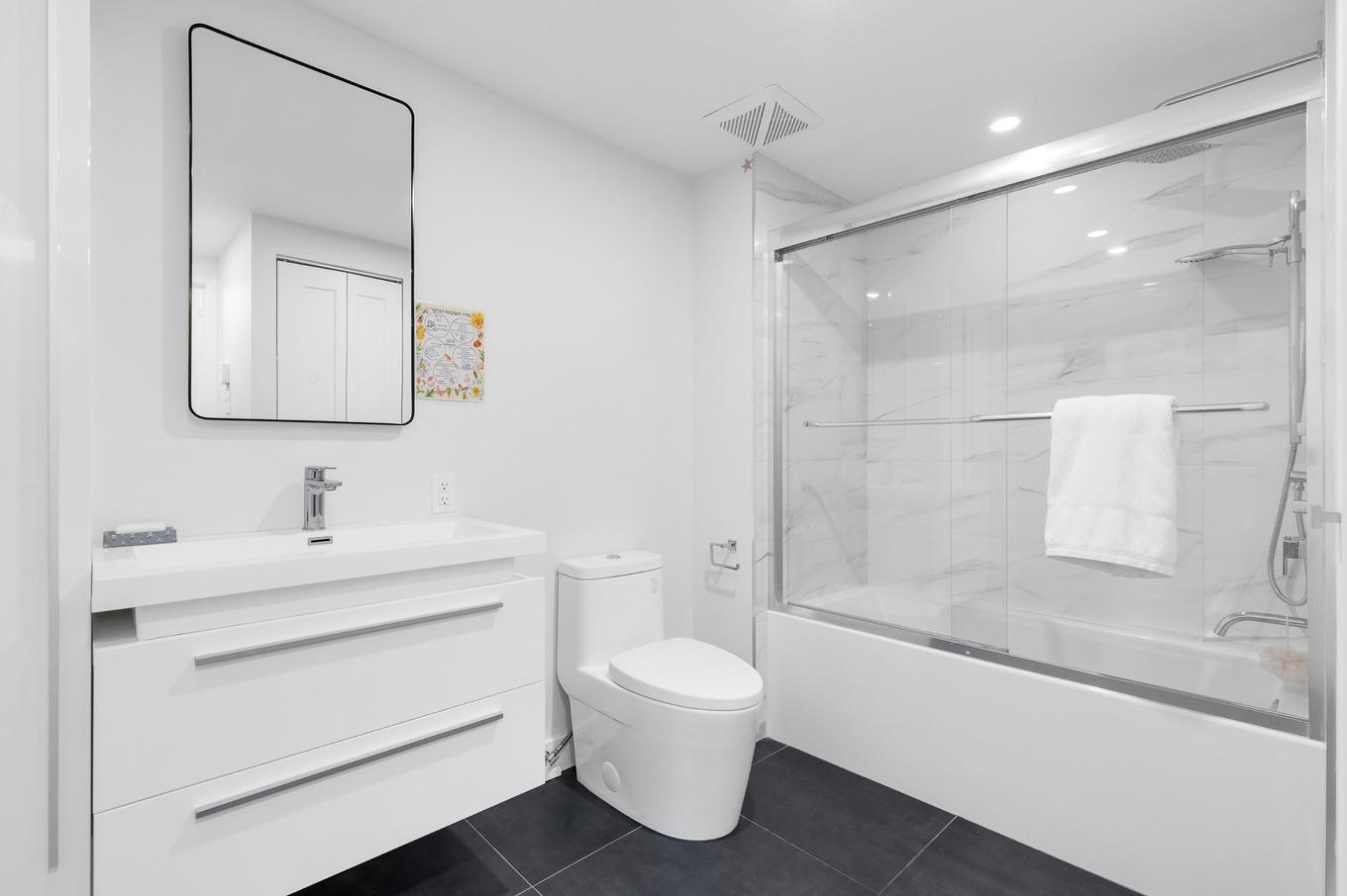 Bathroom - 305-6500 Ch. Mackle, Côte-Saint-Luc, QC - Indoor Photo Showing Bathroom