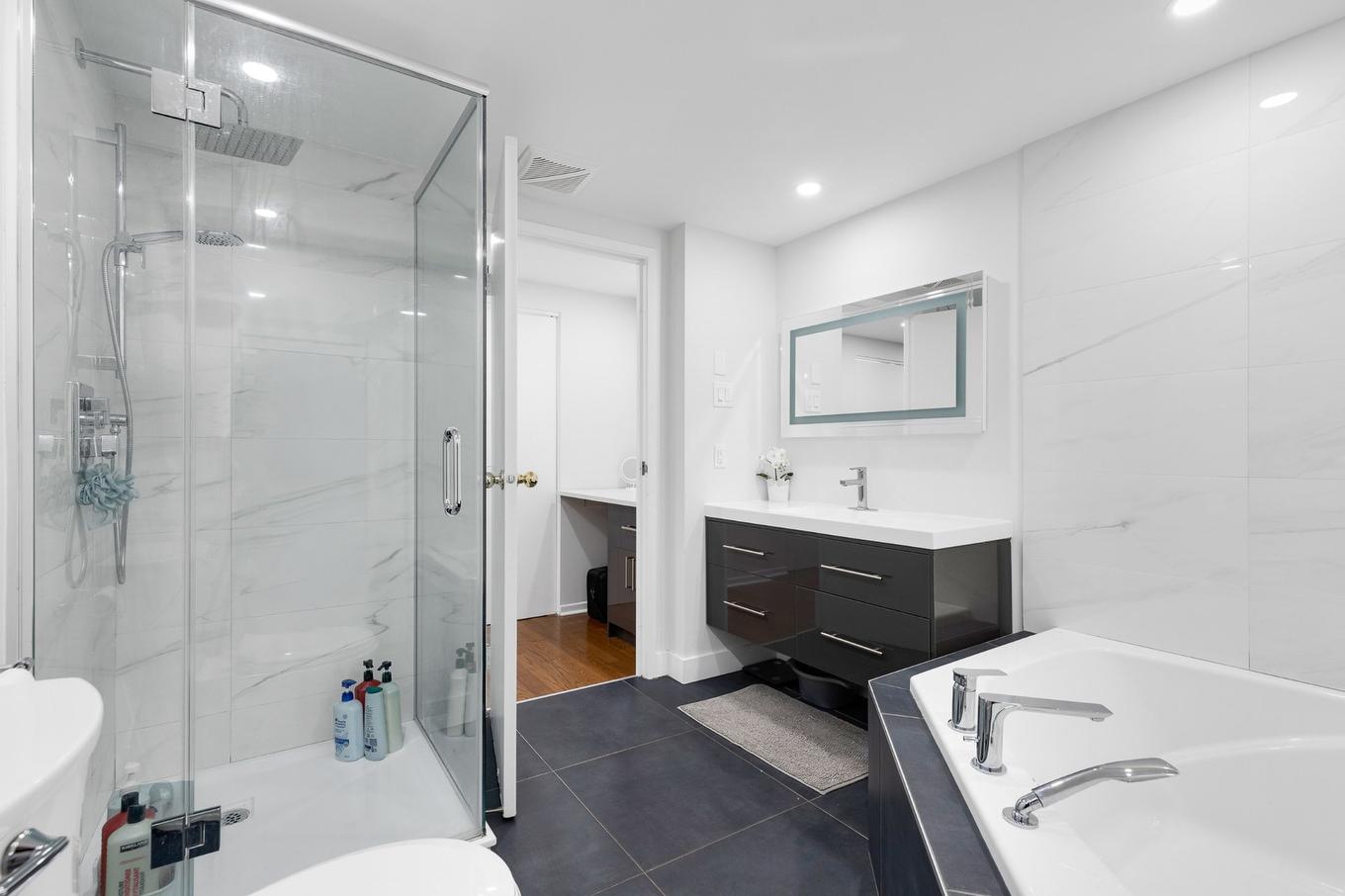 Bathroom - 305-6500 Ch. Mackle, Côte-Saint-Luc, QC - Indoor Photo Showing Bathroom