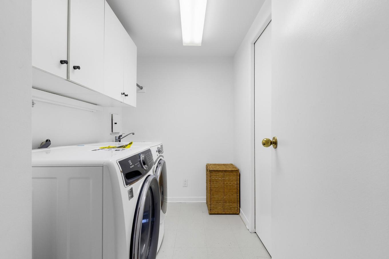 Library - 305-6500 Ch. Mackle, Côte-Saint-Luc, QC - Indoor Photo Showing Laundry Room