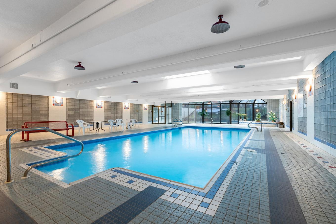 Pool - 305-6500 Ch. Mackle, Côte-Saint-Luc, QC - Indoor Photo Showing Other Room With In Ground Pool