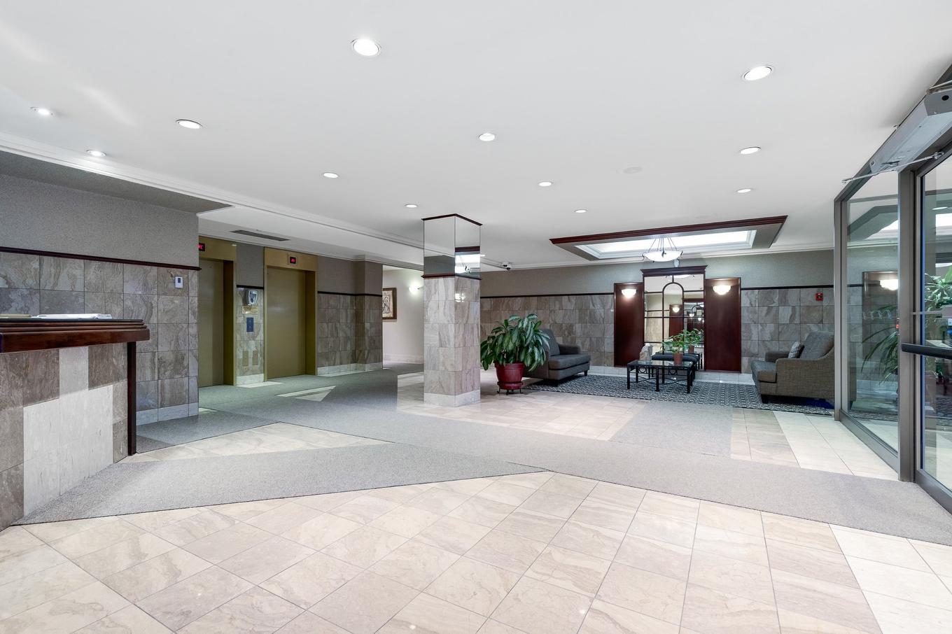 Elevator - 305-6500 Ch. Mackle, Côte-Saint-Luc, QC - Indoor Photo Showing Other Room