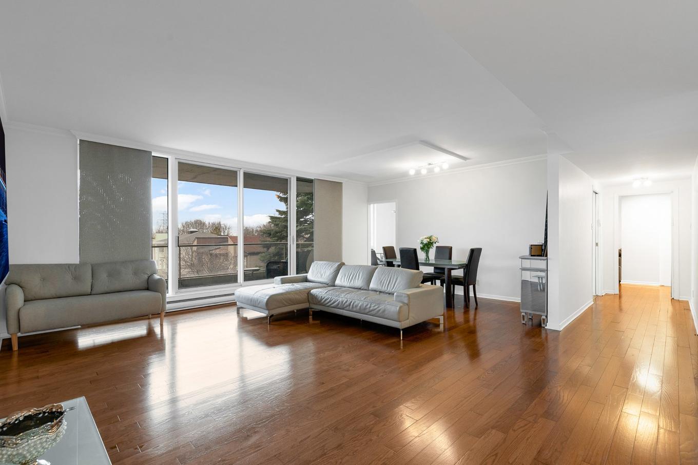 Living room - 305-6500 Ch. Mackle, Côte-Saint-Luc, QC - Indoor Photo Showing Living Room