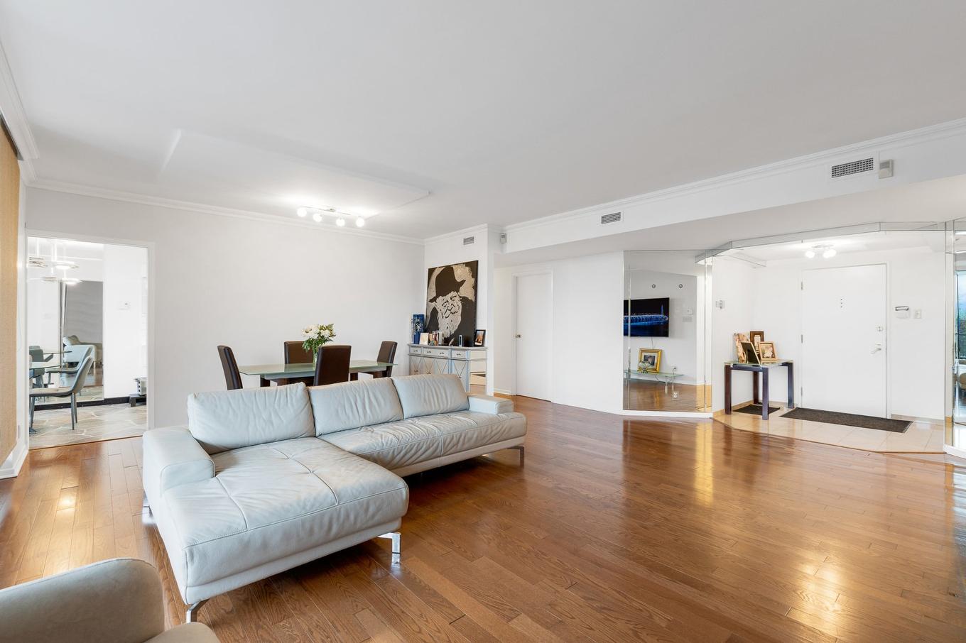 Living room - 305-6500 Ch. Mackle, Côte-Saint-Luc, QC - Indoor Photo Showing Living Room