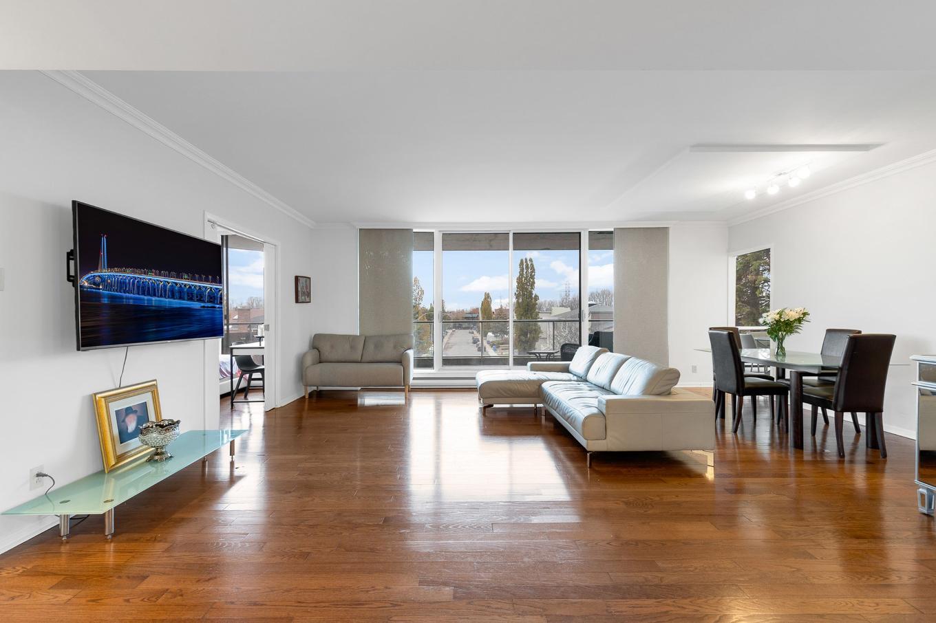 Living room - 305-6500 Ch. Mackle, Côte-Saint-Luc, QC - Indoor Photo Showing Living Room