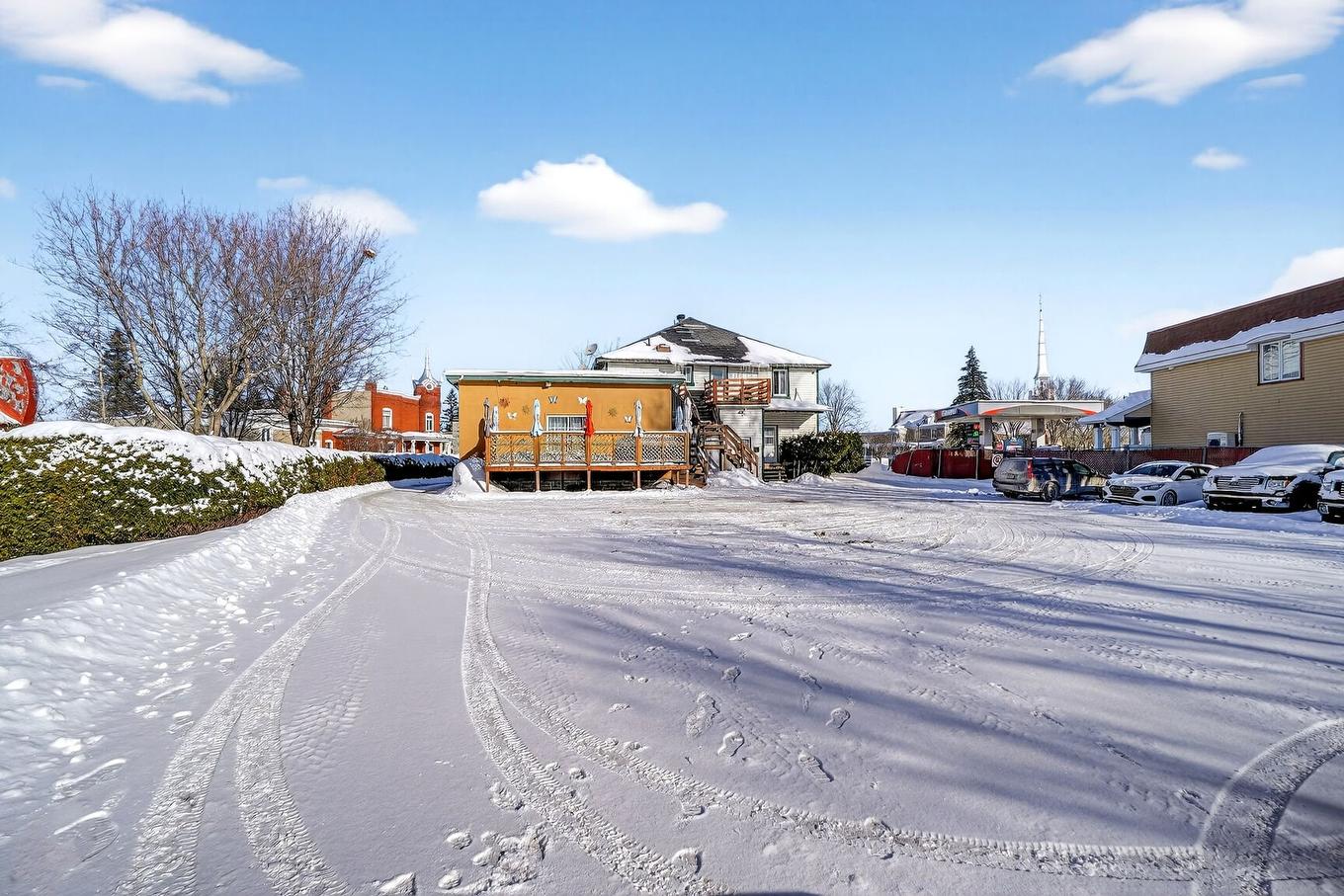 Stationnement - 1227 - 1229 Rue Principale, Saint-Roch-De-L'Achigan, QC - Outdoor