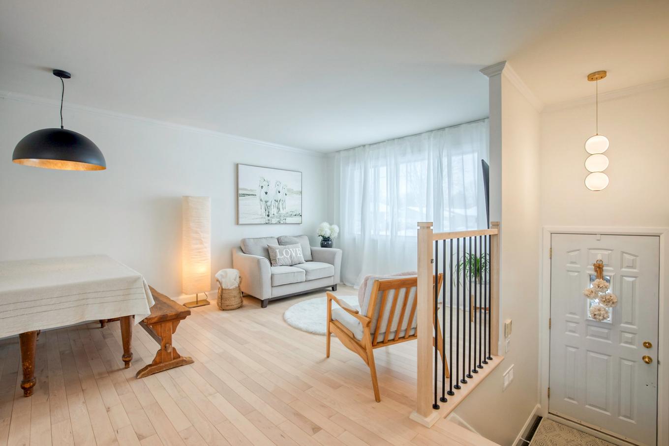 Salon - 24 Place Lévis, Saint-Bruno-De-Montarville, QC - Indoor