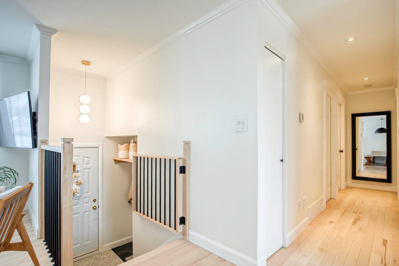 Hall d'entrée/Vestibule - 24 Place Lévis, Saint-Bruno-De-Montarville, QC - Indoor Photo Showing Other Room