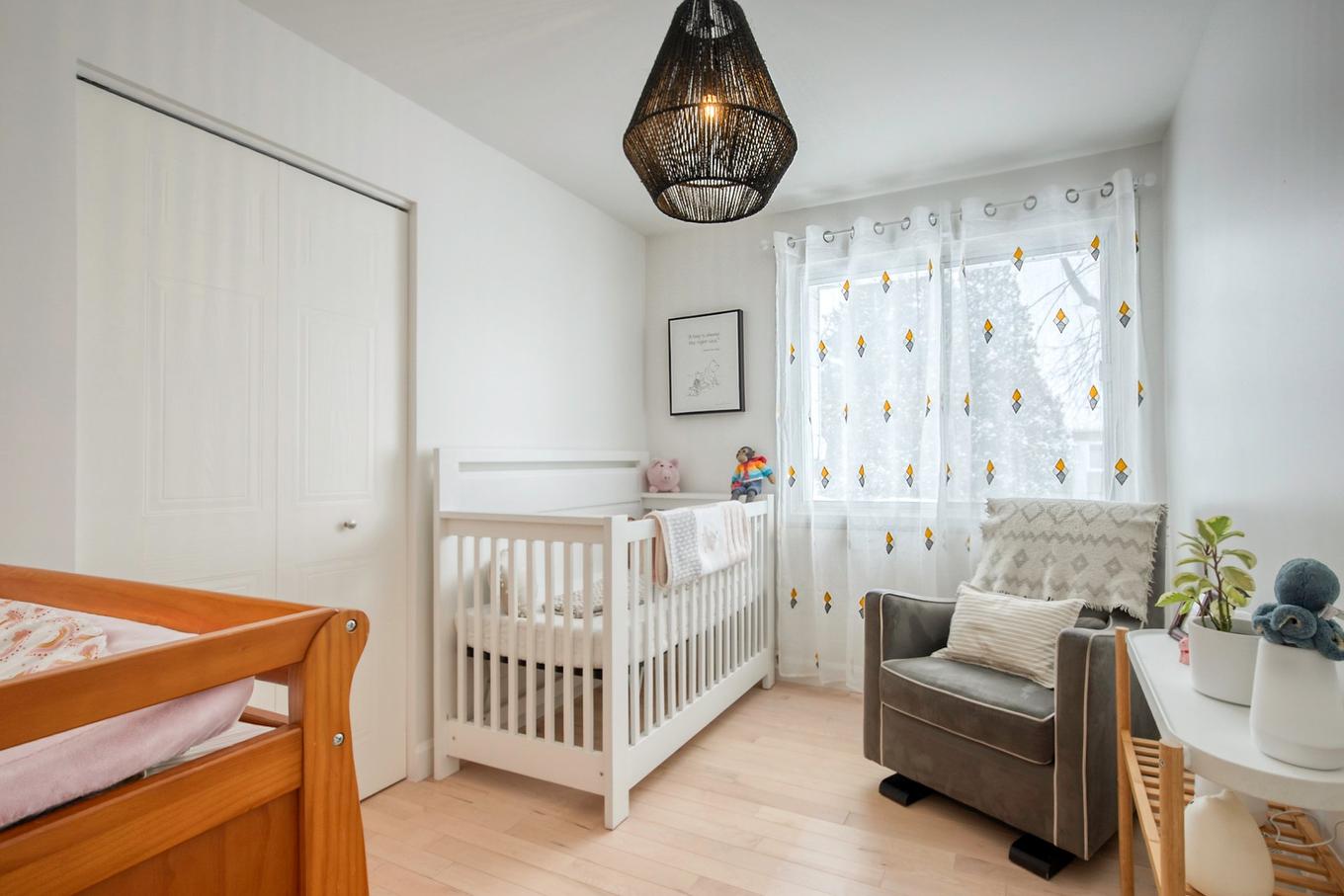 Chambre à coucher - 24 Place Lévis, Saint-Bruno-De-Montarville, QC - Indoor Photo Showing Other Room