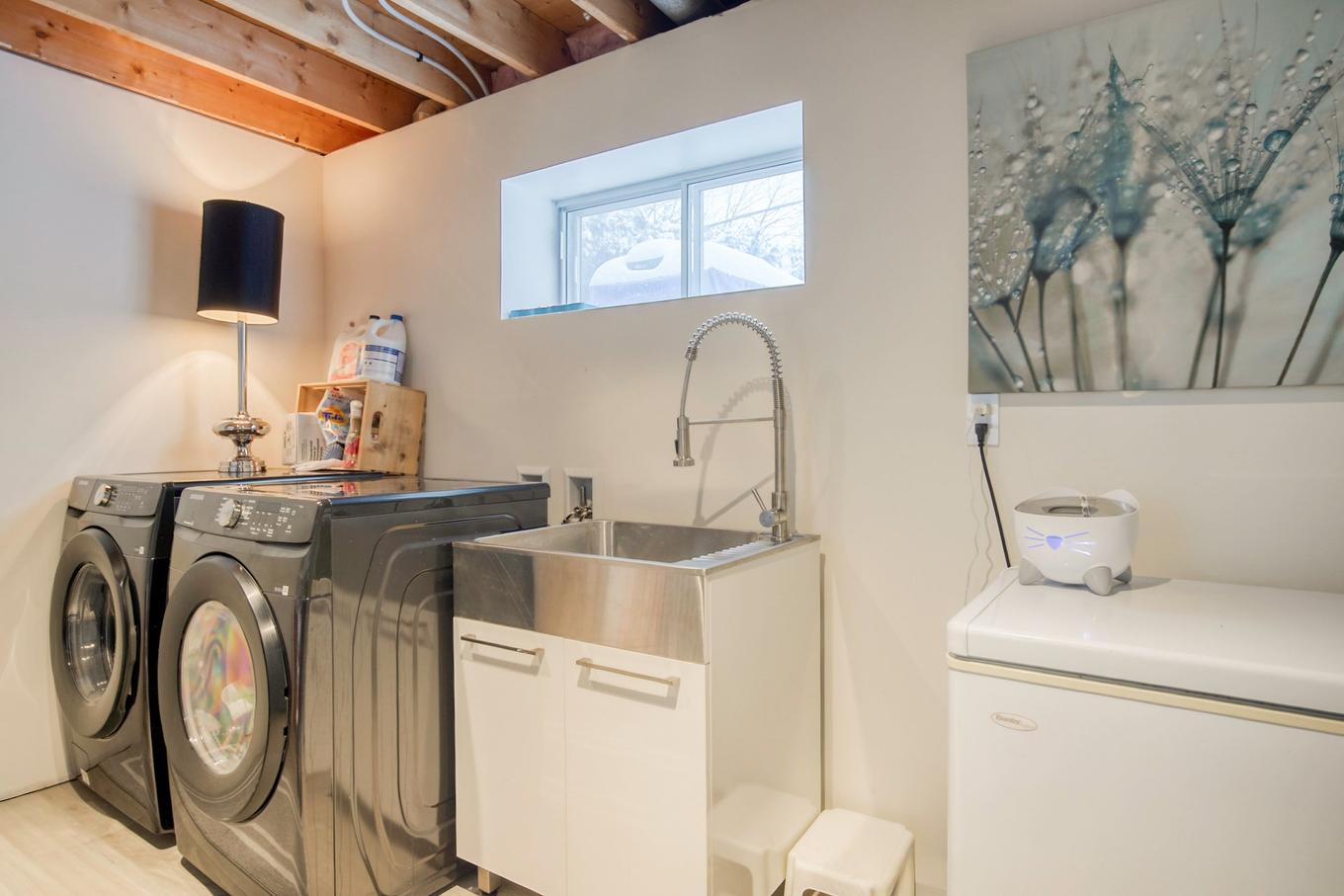 Salle de lavage - 24 Place Lévis, Saint-Bruno-De-Montarville, QC - Indoor Photo Showing Laundry Room