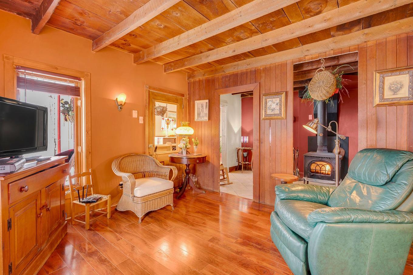 Salon - 775 Ch. Tamaracouta, Mille-Isles, QC - Indoor Photo Showing Living Room