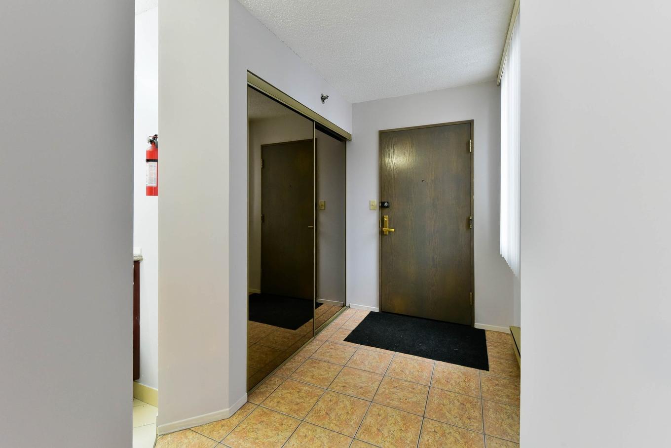 Hall - 207-1081 Rue St-Urbain, Montréal (Ville-Marie), QC - Indoor Photo Showing Other Room