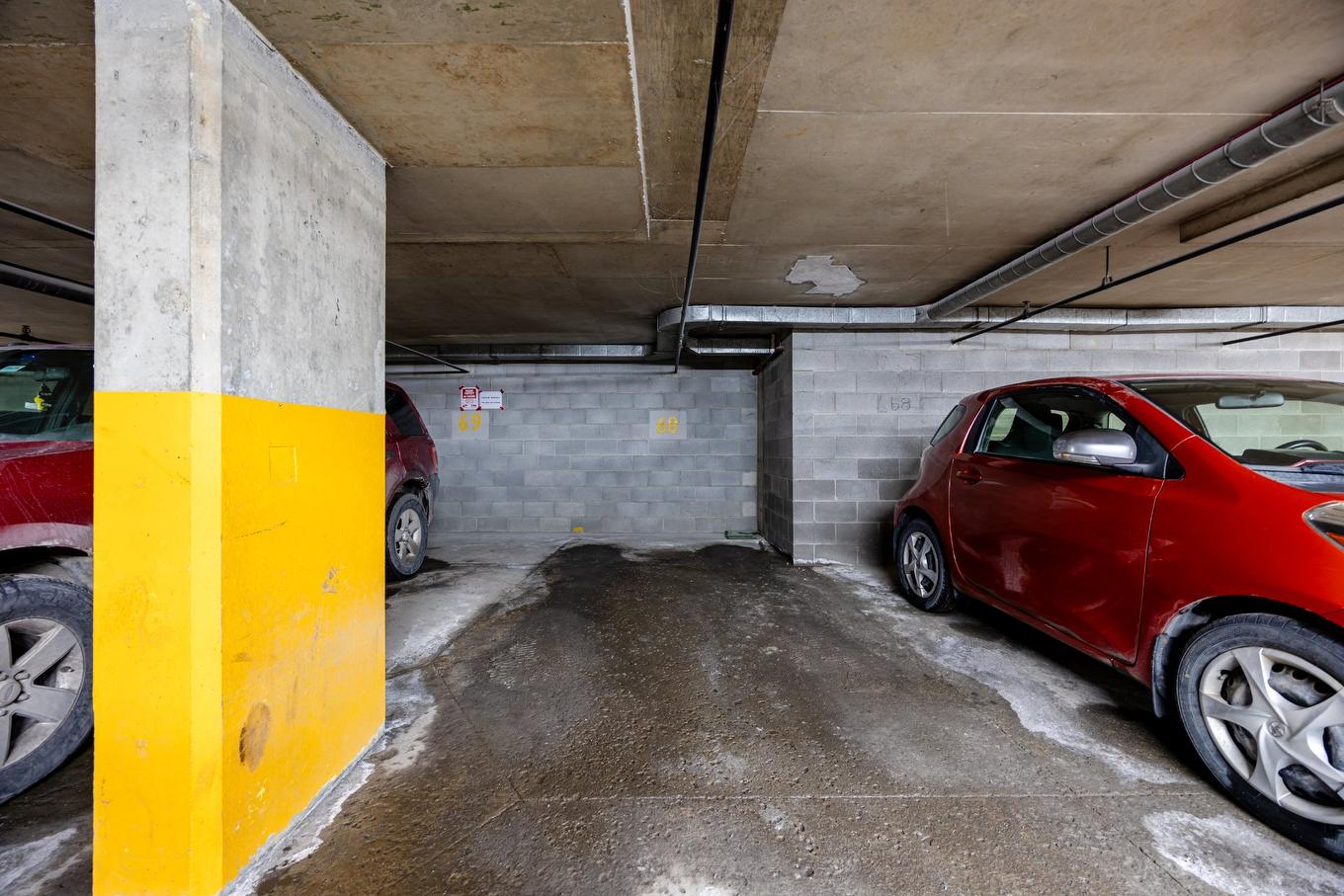 Garage - 207-1081 Rue St-Urbain, Montréal (Ville-Marie), QC - Indoor Photo Showing Garage