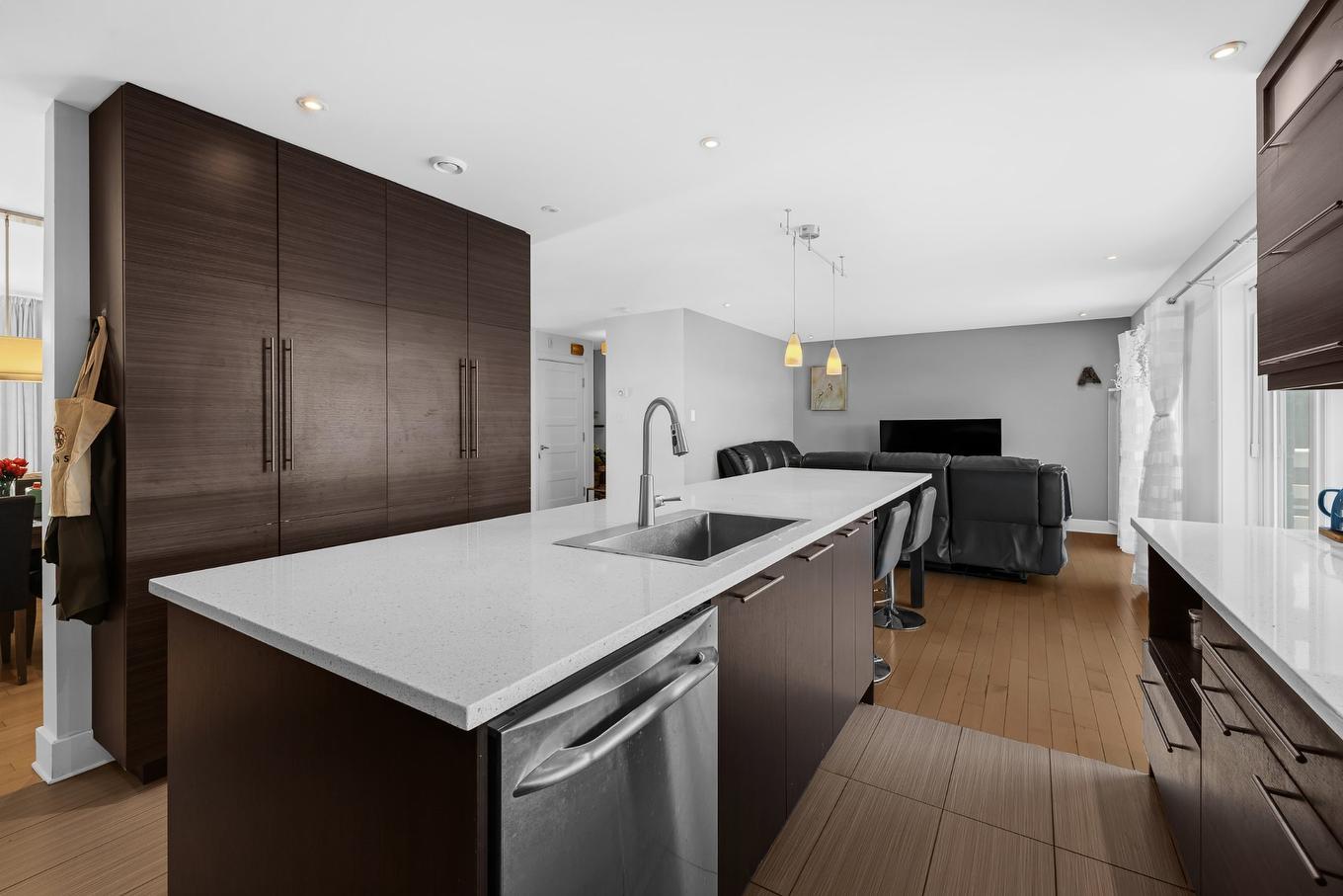 Kitchen - 3925 Rue Oslo, Brossard, QC - Indoor Photo Showing Kitchen With Upgraded Kitchen
