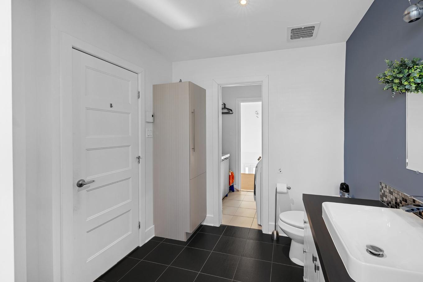 Bathroom - 3925 Rue Oslo, Brossard, QC - Indoor Photo Showing Bathroom