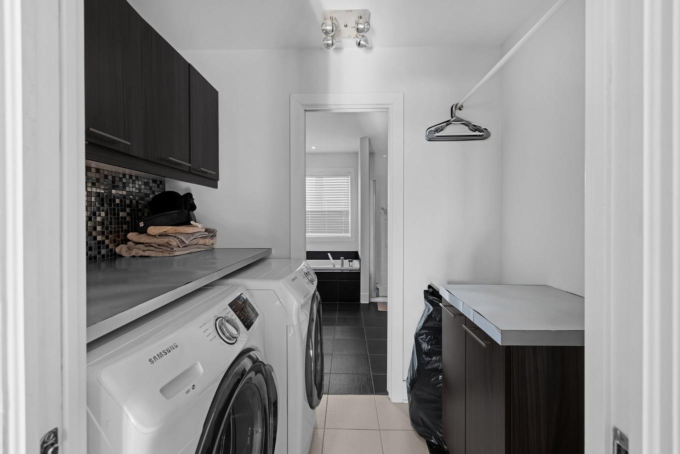 Powder room - 3925 Rue Oslo, Brossard, QC - Indoor Photo Showing Laundry Room